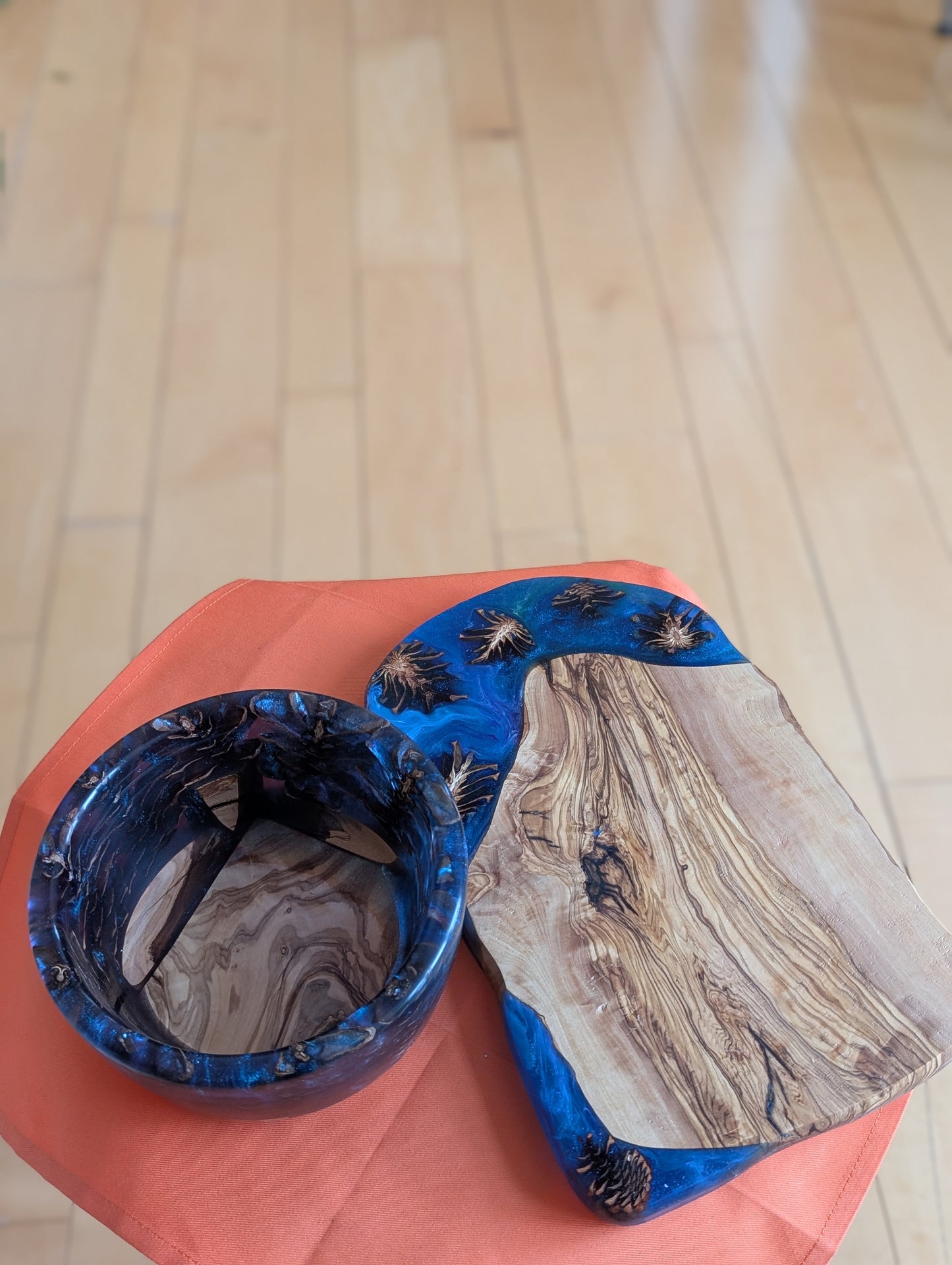 Charcuterie board made of wood, epoxy resin and pinecones