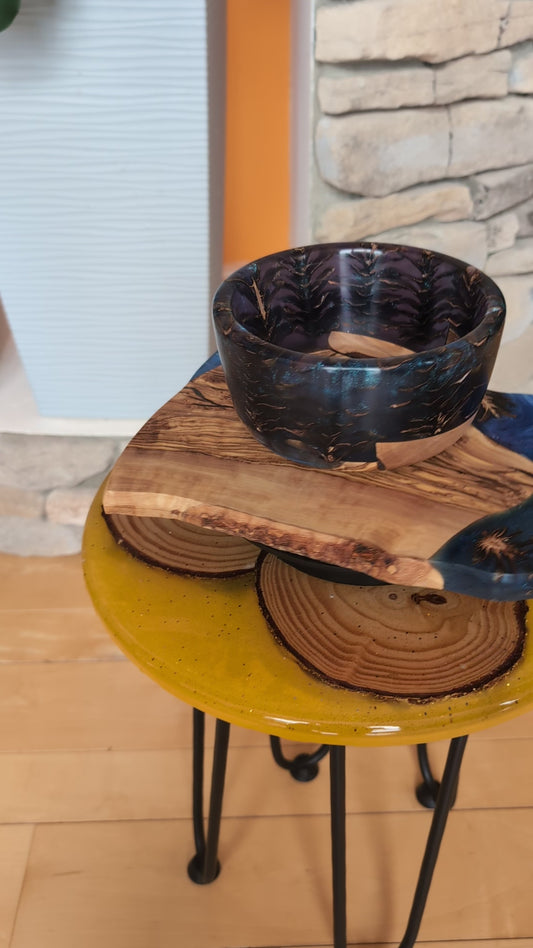 Charcuterie board made of wood, epoxy resin and pinecones