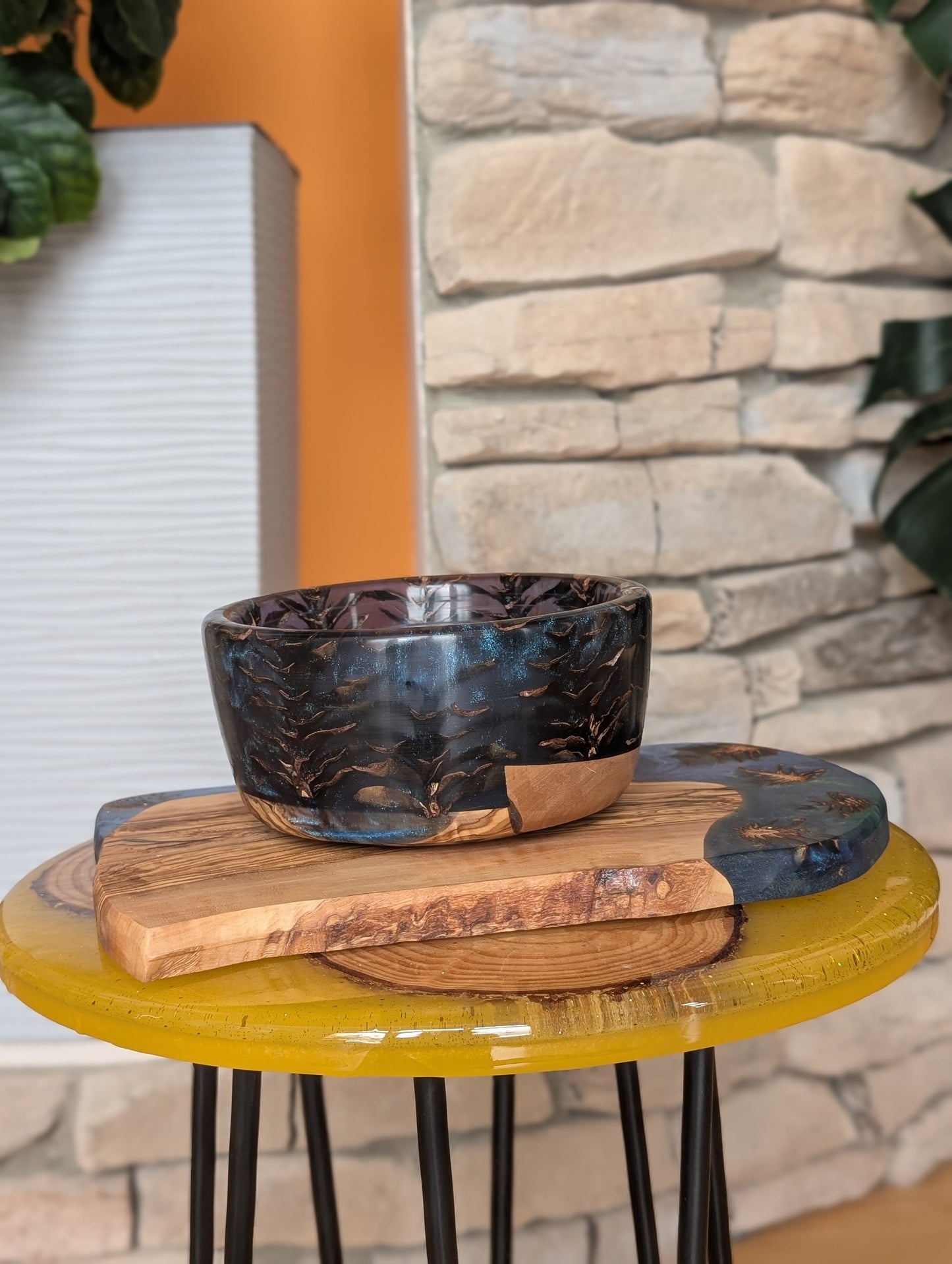 Charcuterie board made of wood, epoxy resin and pinecones