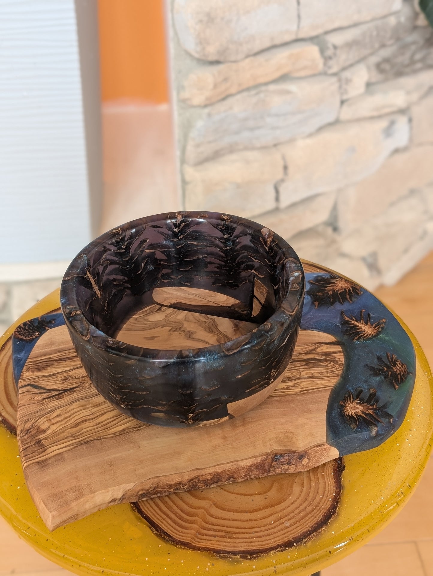 Charcuterie board made of wood, epoxy resin and pinecones