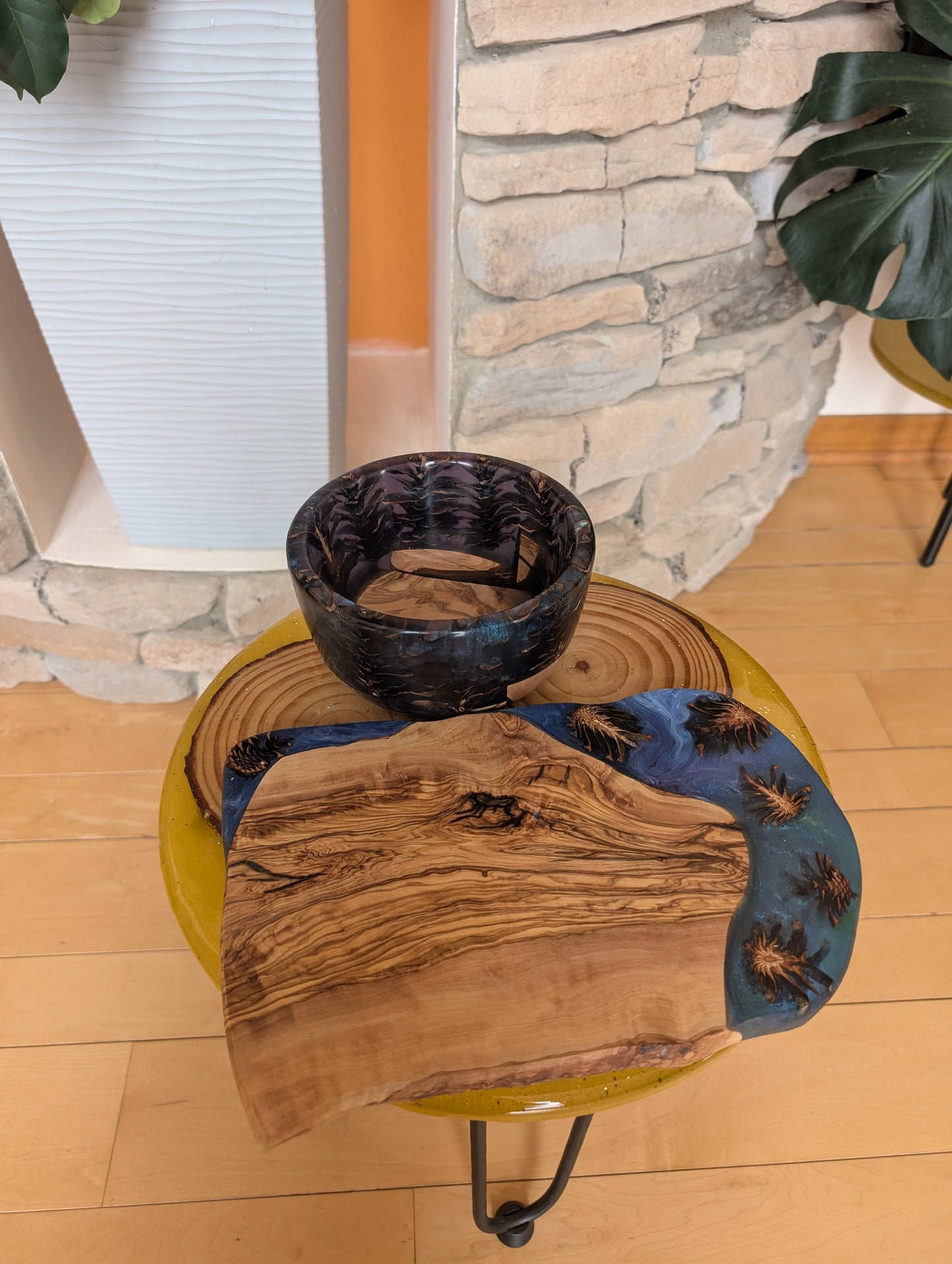 Charcuterie board made of wood, epoxy resin and pinecones