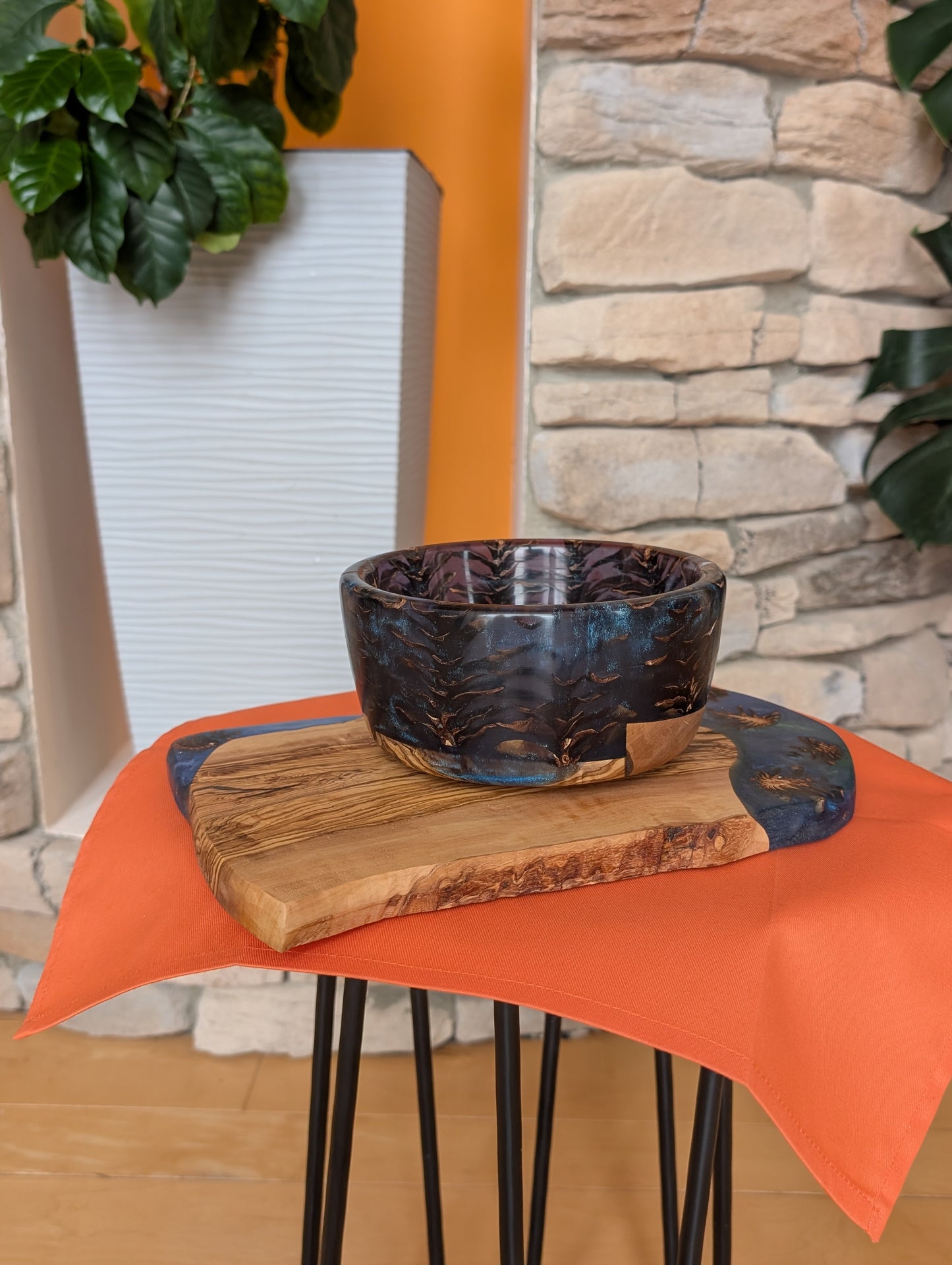 Charcuterie board made of wood, epoxy resin and pinecones