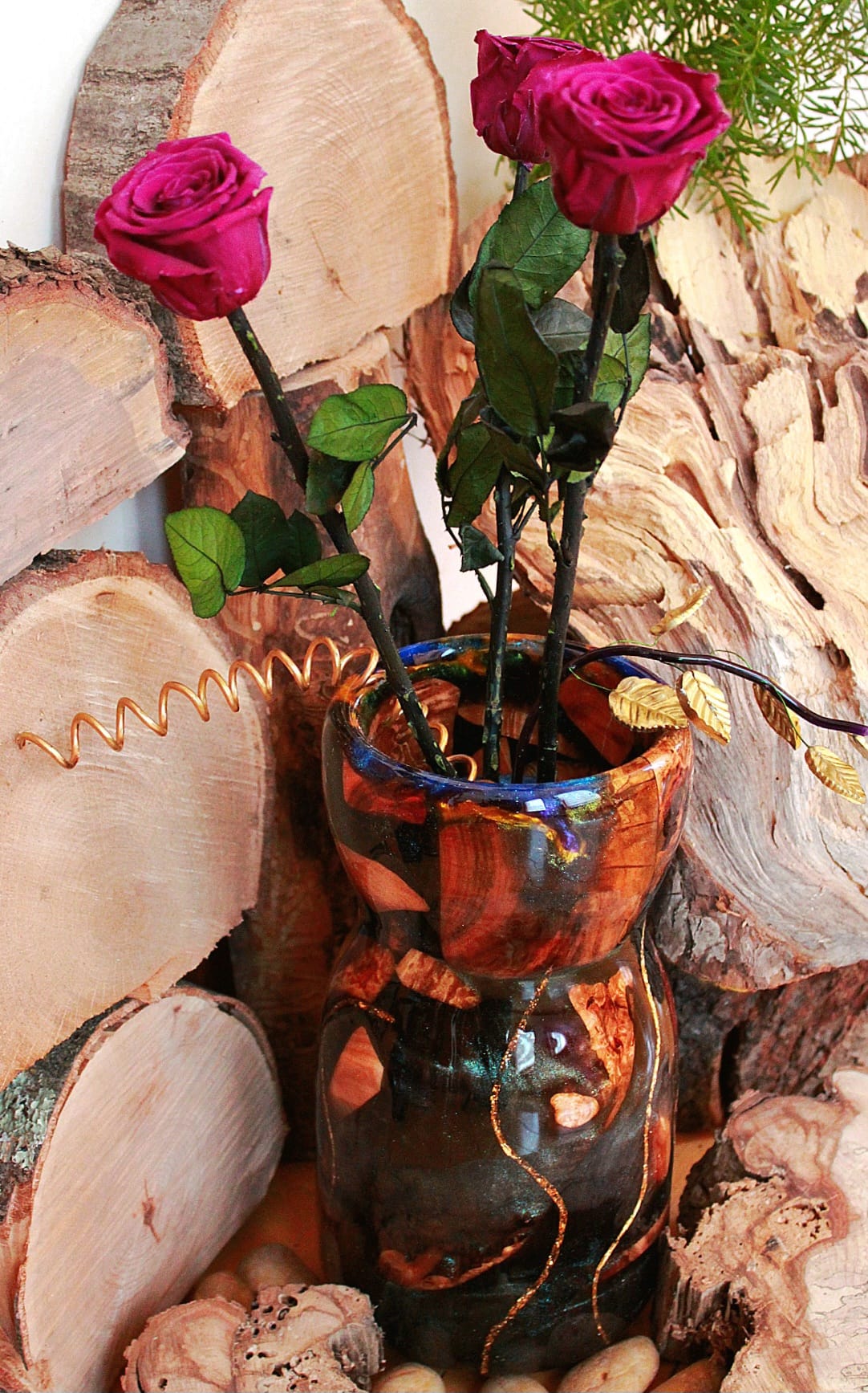 Vase with gold flakes