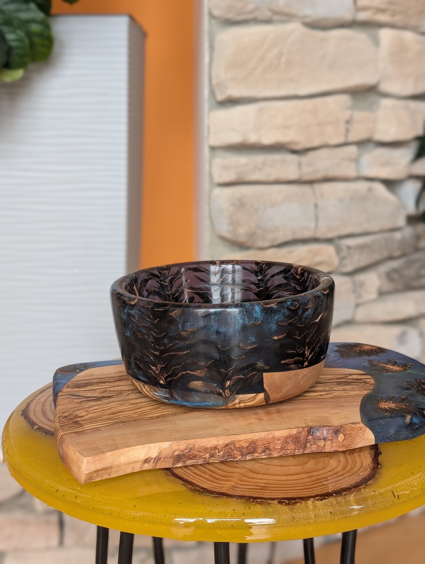Charcuterie board made of wood, epoxy resin and pinecones